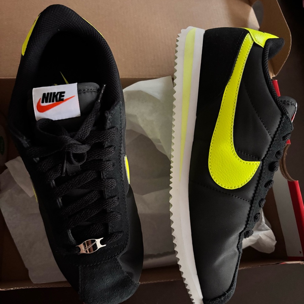 🐝 Nike Wmns Cortez 8.5 Black & Yellow New with Box 🐝